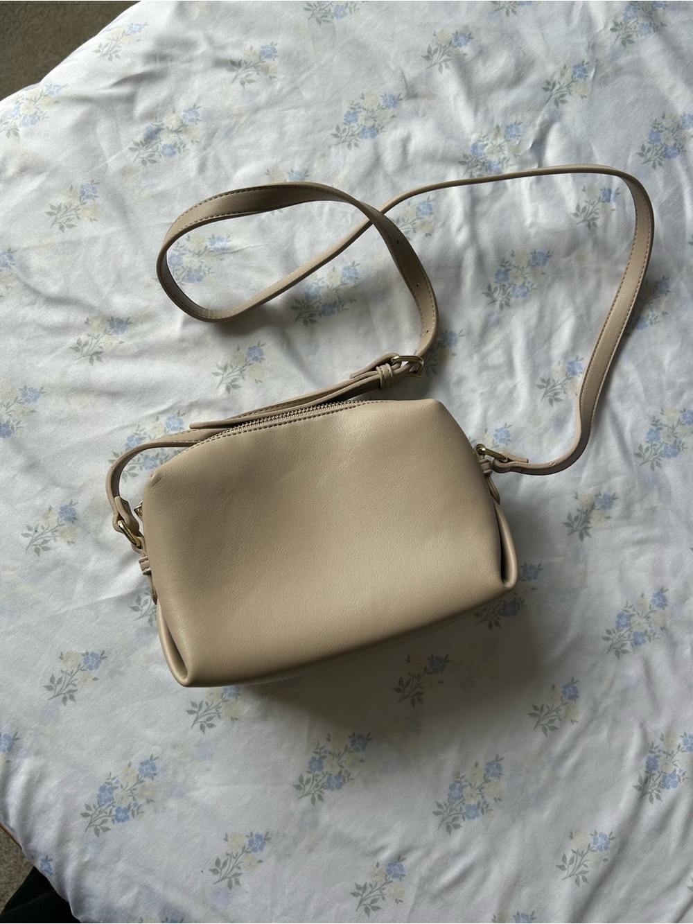 Katie Loxton Women’s Crossbody Bag in Beige
